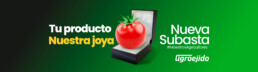 Un tomate dentro de una caja de joyería